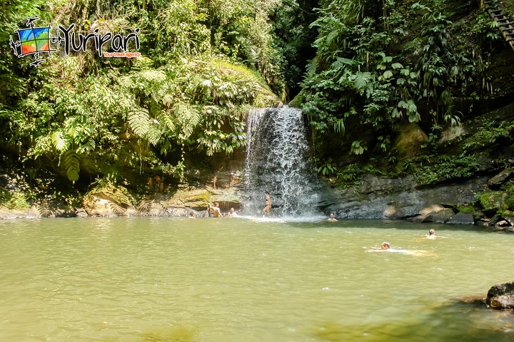 Carpishuyacu-watervallen met thermale baden van San Jose