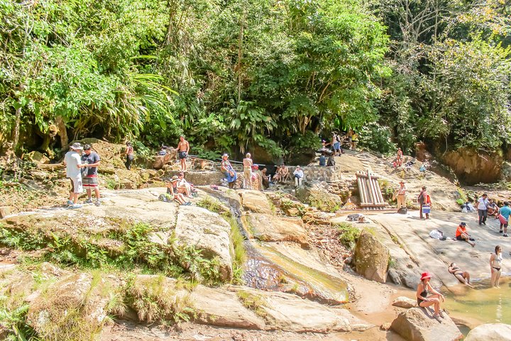 Carpishuyacu-watervallen met thermale baden van San Jose