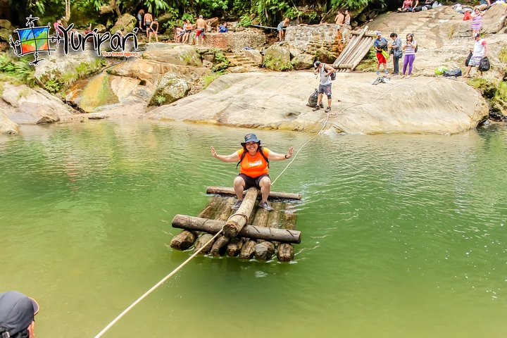 Carpishuyacu-watervallen met thermale baden van San Jose