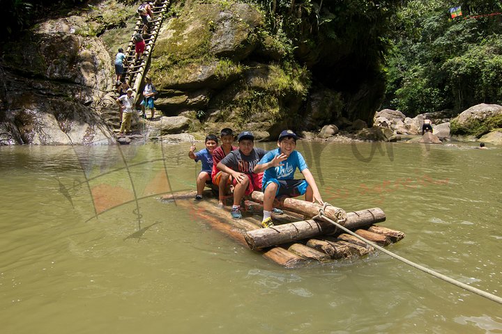 Carpishuyacu-watervallen met thermale baden van San Jose