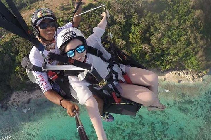 Paragliding Bali ved Uluwatu Cliff med fotos/videoer