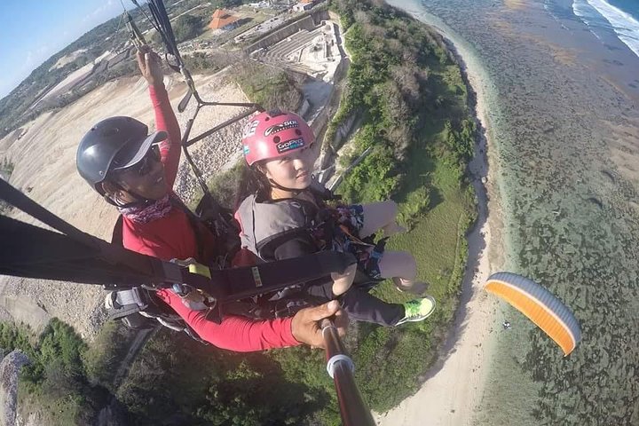 Paragliding Bali ved Uluwatu Cliff med fotos/videoer
