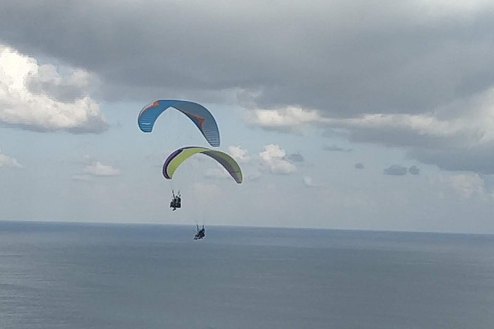 Paragliding Bali ved Uluwatu Cliff med fotos/videoer