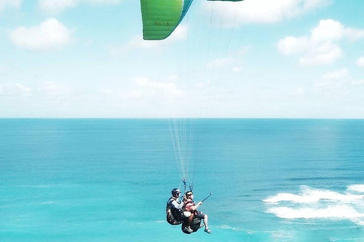 Paragliding Bali ved Uluwatu Cliff med fotos/videoer
