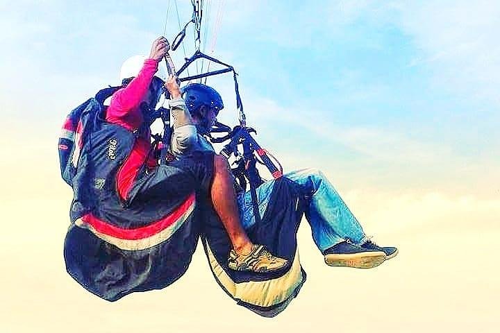 Paragliding Bali ved Uluwatu Cliff med fotos/videoer