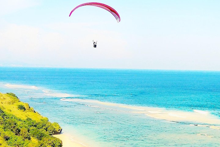 Paragliding Bali ved Uluwatu Cliff med fotos/videoer