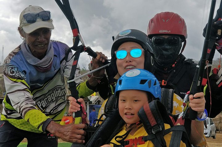 Paragliding Bali ved Uluwatu Cliff med fotos/videoer