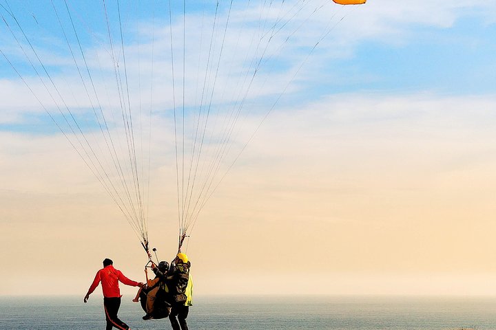 Paragliding Bali ved Uluwatu Cliff med fotos/videoer