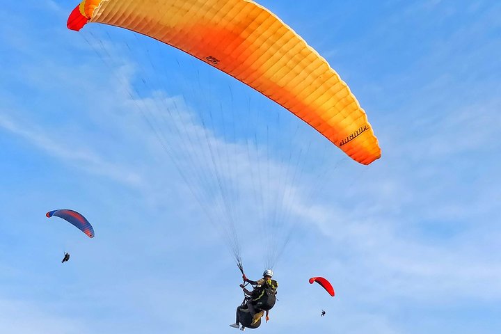 Paragliding Bali ved Uluwatu Cliff med fotos/videoer