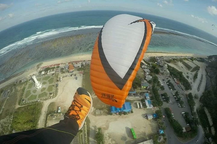 Paragliding Bali ved Uluwatu Cliff med fotos/videoer