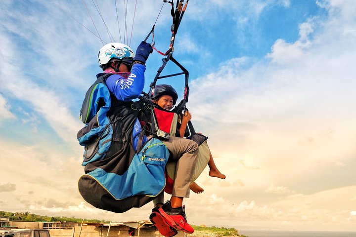 Paragliding Bali ved Uluwatu Cliff med fotos/videoer