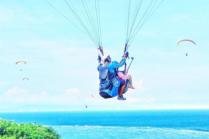 Paragliding Bali ved Uluwatu Cliff med fotos/videoer
