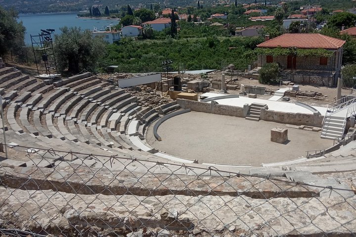 Esplora la città sommersa e il piccolo teatro antico