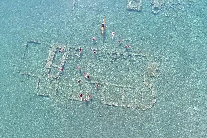 Esplora la città sommersa e il piccolo teatro antico