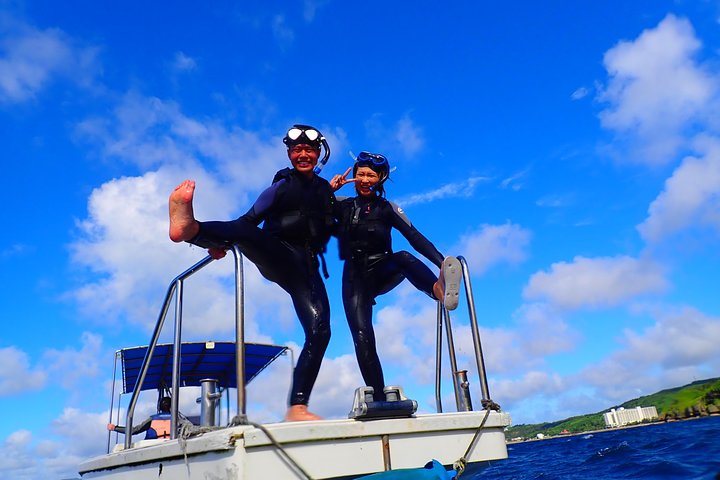 [Caverna Azul de Okinawa] Mergulho com snorkel (passeio de barco, aluguel de guia) Muito satisfeito com as amplas instalações da bela loja (serviços de fotografia e vídeo incluídos)