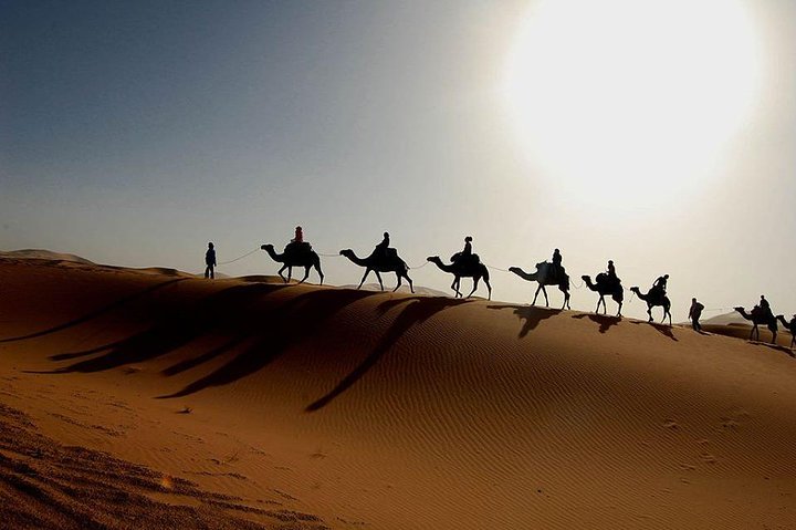 Viagem ao deserto de Merzouga saindo de Erfoud, passeio de camelo ao pôr do sol sobre as dunas