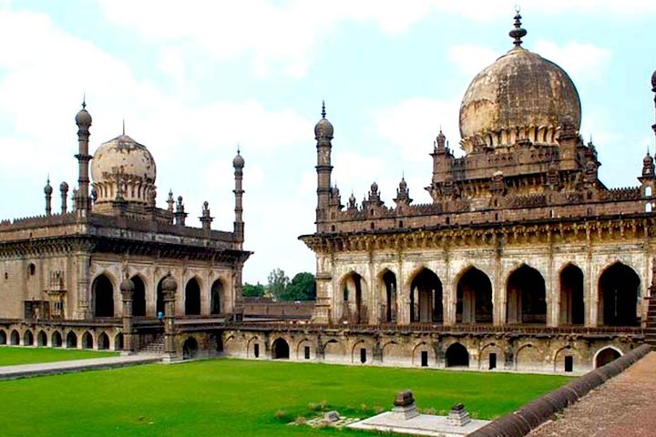 Excursão privada de meio dia em Hyderabad, incluindo show de som e luz