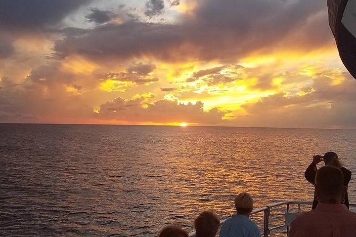 Croisière au coucher du soleil sur les dauphins à Panama City Beach sur le "temps de l'île"