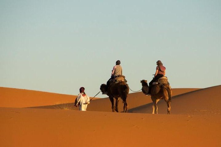 Viagem ao deserto de Merzouga saindo de Erfoud, passeio de camelo ao pôr do sol sobre as dunas
