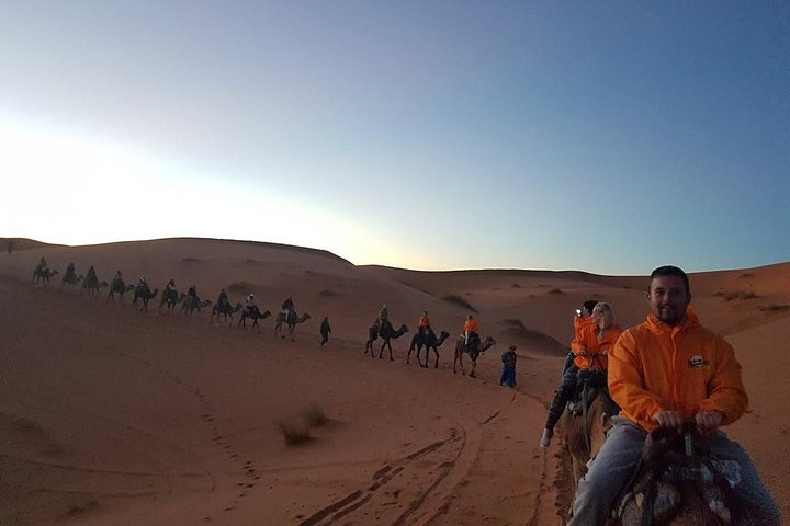 Viagem ao deserto de Merzouga saindo de Erfoud, passeio de camelo ao pôr do sol sobre as dunas
