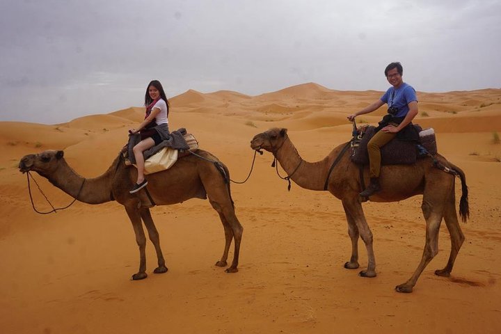 Viagem ao deserto de Merzouga saindo de Erfoud, passeio de camelo ao pôr do sol sobre as dunas