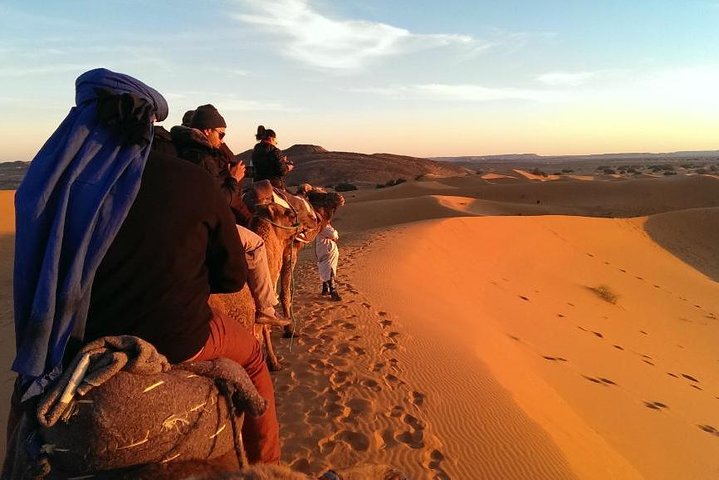 Viagem ao deserto de Merzouga saindo de Erfoud, passeio de camelo ao pôr do sol sobre as dunas