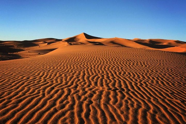 Viagem ao deserto de Merzouga saindo de Erfoud, passeio de camelo ao pôr do sol sobre as dunas