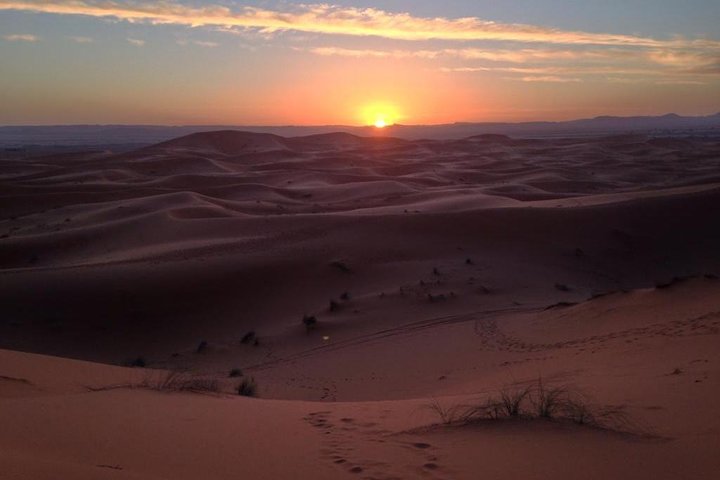 Viagem ao deserto de Merzouga saindo de Erfoud, passeio de camelo ao pôr do sol sobre as dunas