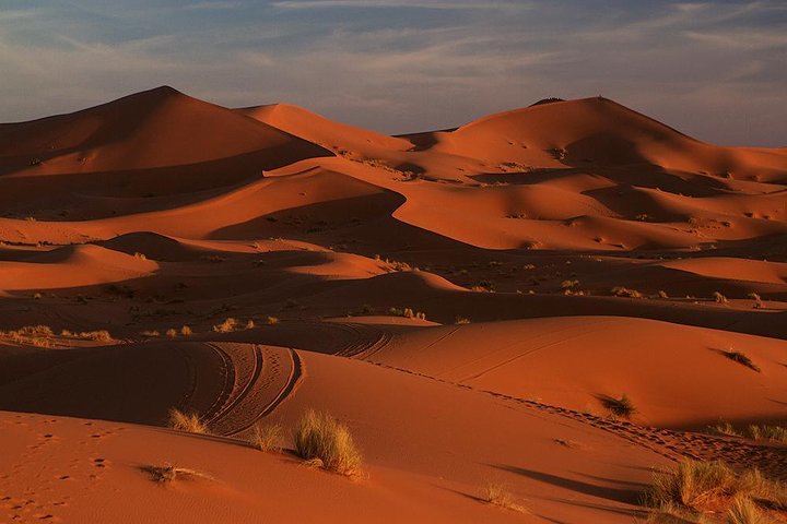 Viagem ao deserto de Merzouga saindo de Erfoud, passeio de camelo ao pôr do sol sobre as dunas