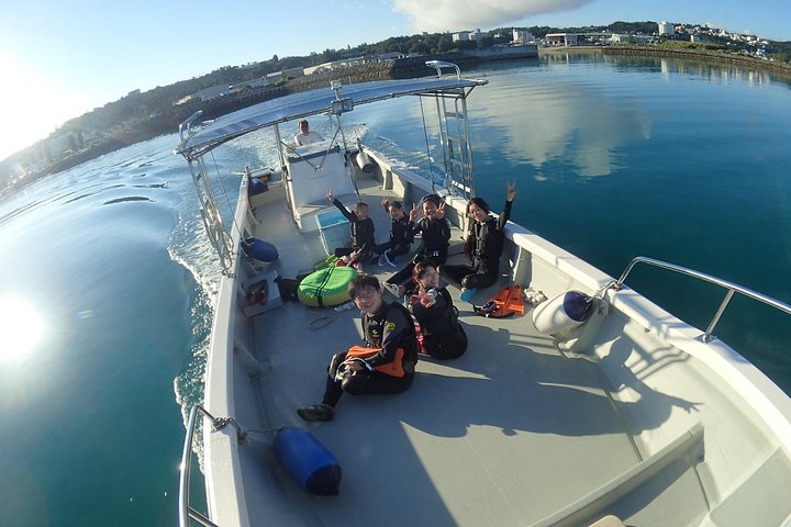 [Caverna Azul de Okinawa] Mergulho com snorkel (passeio de barco, aluguel de guia) Muito satisfeito com as amplas instalações da bela loja (serviços de fotografia e vídeo incluídos)