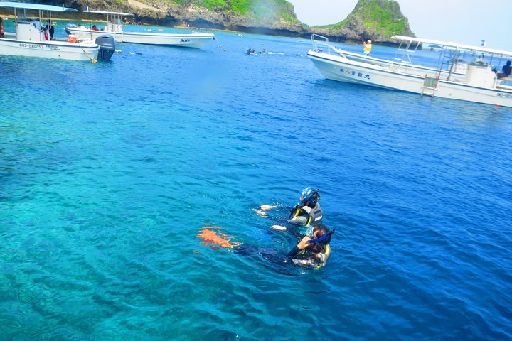 [Caverna Azul de Okinawa] Mergulho com snorkel (passeio de barco, aluguel de guia) Muito satisfeito com as amplas instalações da bela loja (serviços de fotografia e vídeo incluídos)