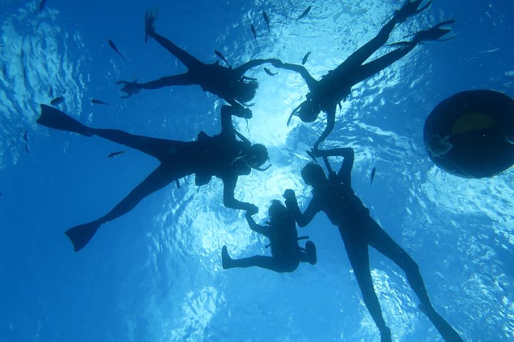 [Caverna Azul de Okinawa] Mergulho com snorkel (passeio de barco, aluguel de guia) Muito satisfeito com as amplas instalações da bela loja (serviços de fotografia e vídeo incluídos)