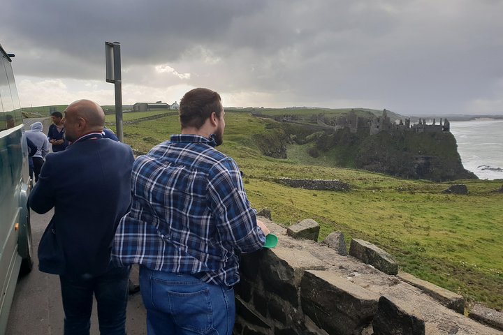 Chaussée des Géants, pont de corde, château de Carrickfergus et visite de Dark Hedges