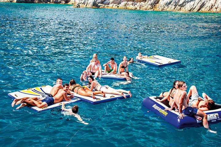 Promenade à travers la Costa Brava dans un grand catamaran avec buffet de barbacoa et salle de bain.