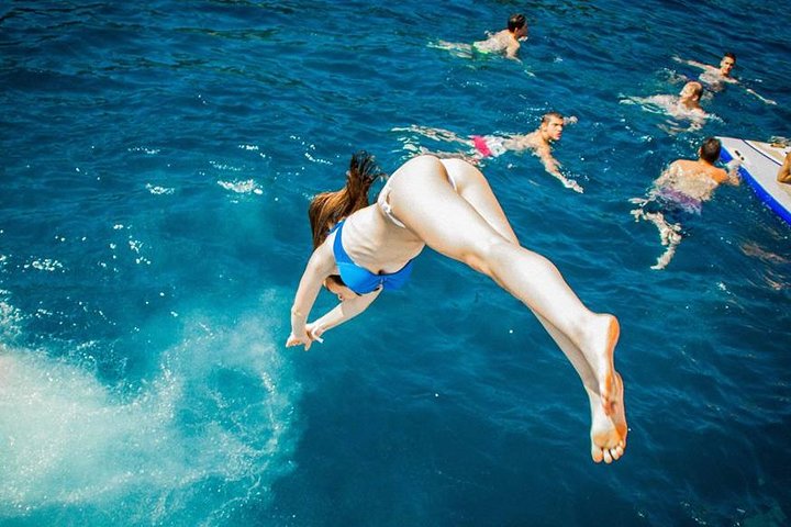 Promenade à travers la Costa Brava dans un grand catamaran avec buffet de barbacoa et salle de bain.