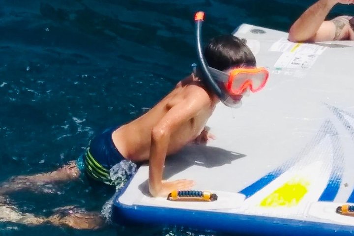 Promenade à travers la Costa Brava dans un grand catamaran avec buffet de barbacoa et salle de bain.