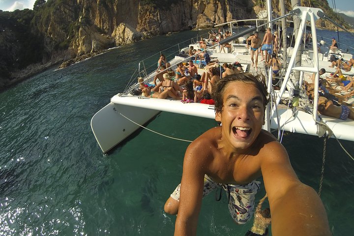 Promenade à travers la Costa Brava dans un grand catamaran avec buffet de barbacoa et salle de bain.