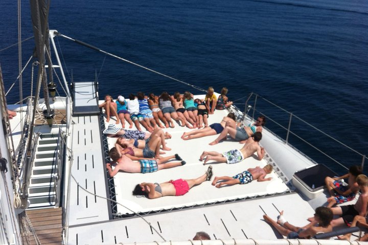 Promenade à travers la Costa Brava dans un grand catamaran avec buffet de barbacoa et salle de bain.