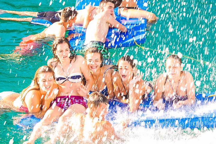 Promenade à travers la Costa Brava dans un grand catamaran avec buffet de barbacoa et salle de bain.