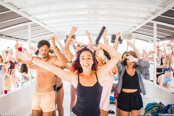 Promenade à travers la Costa Brava dans un grand catamaran avec buffet de barbacoa et salle de bain.