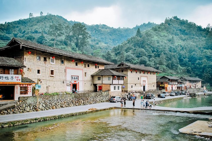 ツアーガイドと車:Tianluokeng TulouとYunshuiyao Villageへのプライベートデイツアー