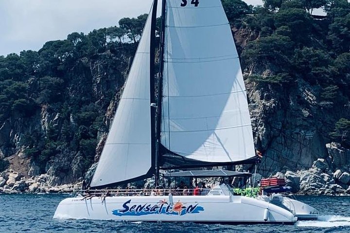 Promenade à travers la Costa Brava dans un grand catamaran avec buffet de barbacoa et salle de bain.