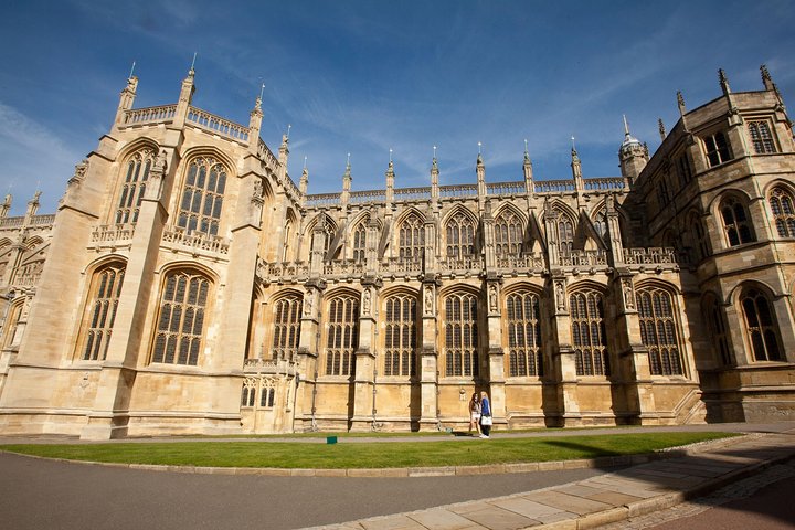 Stonehenge, Windsor Castle and Bath with Pub Lunch in Lacock