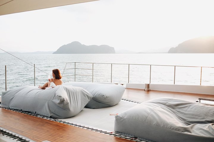 Barco de luxo para as Ilhas James Bond com almoço e jantar ao pôr do sol