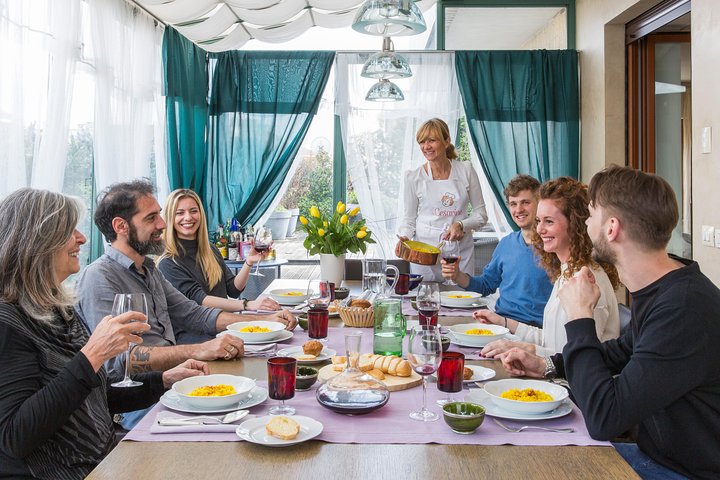 Esperienza culinaria a casa di un locale a Desenzano del Garda con Show Cooking