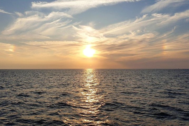Crociera per festeggiare il tramonto durante i tour in barca ai tropici