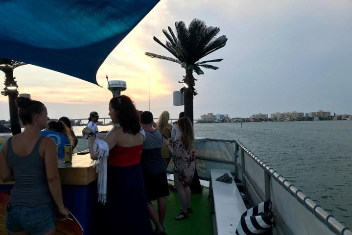 Crociera per festeggiare il tramonto durante i tour in barca ai tropici