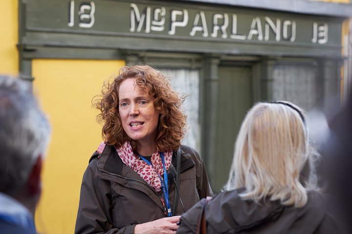 Tour privado de la historia oscura de Ennis con la Dra. Jane O'Brien (1-6 personas)