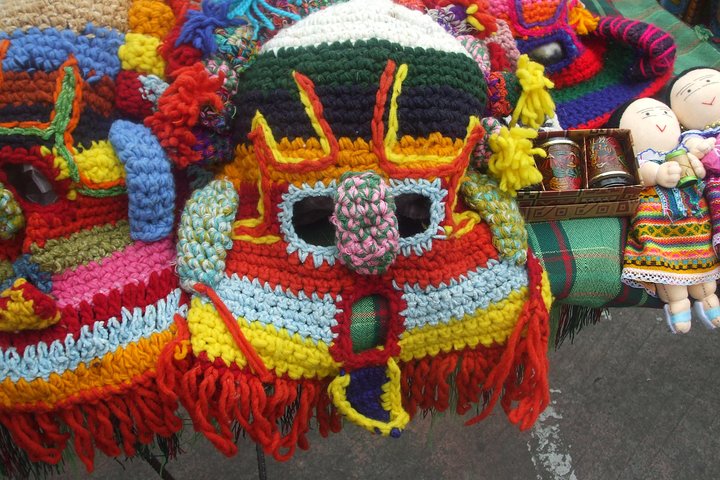 Otavalo-markt, kunst en muziek met het midden van de wereld (zonnewijzer)