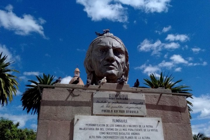 Otavalo-markt, kunst en muziek met het midden van de wereld (zonnewijzer)